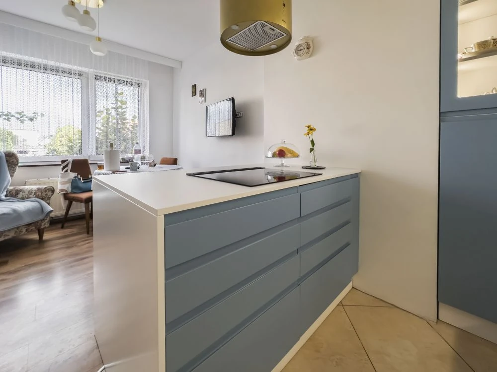 Błękitna elegancja z białą harmonią – zdjęcie realizacji